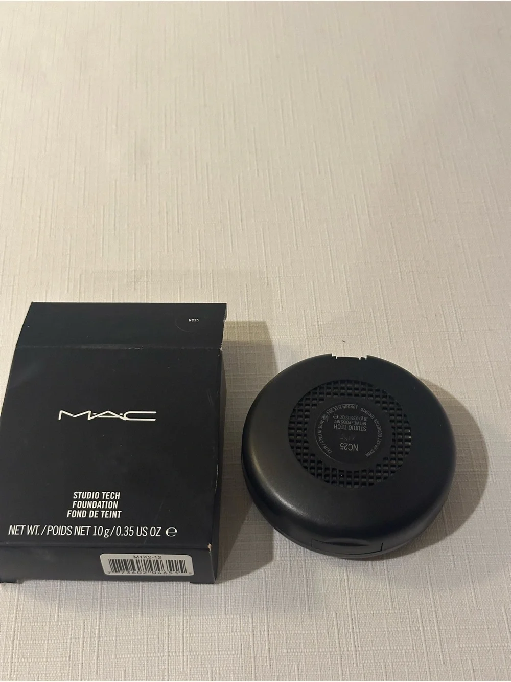 MAC Cosmetics Studio Tech Foundation Compact - Black & Silver NC25. Not liquid